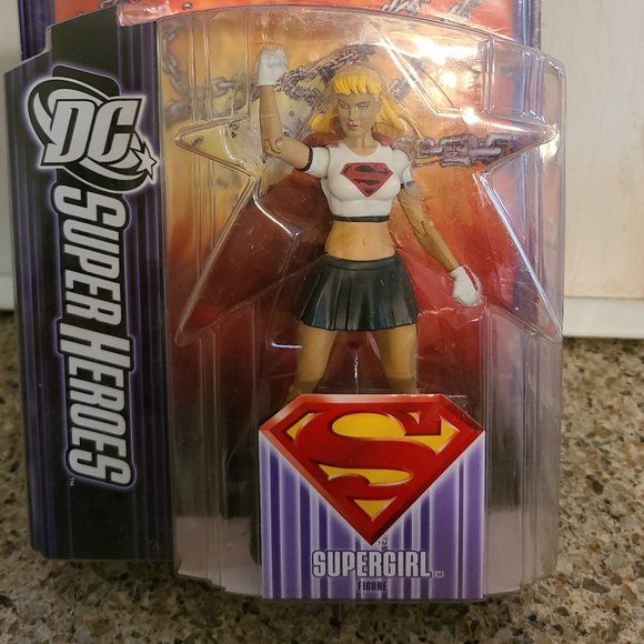DC Super Heroes- S3 Select Sculpt Series Supergirl - Picture 2 of 5